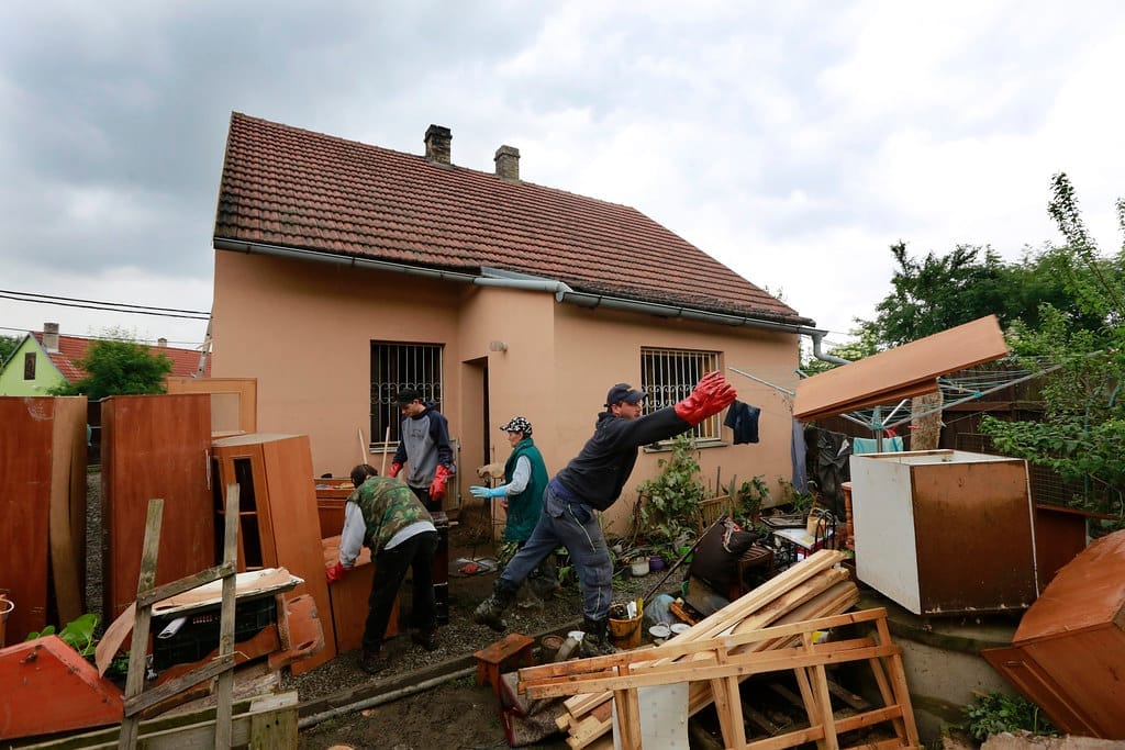 Vyklízení domu s odvozem nepotřebného nábytku a odpadu.