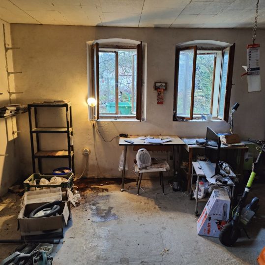 IMG-20241223-WA0131 Zaneřáděná místnost před vyklízením, nepořádek a nepotřebné věci.